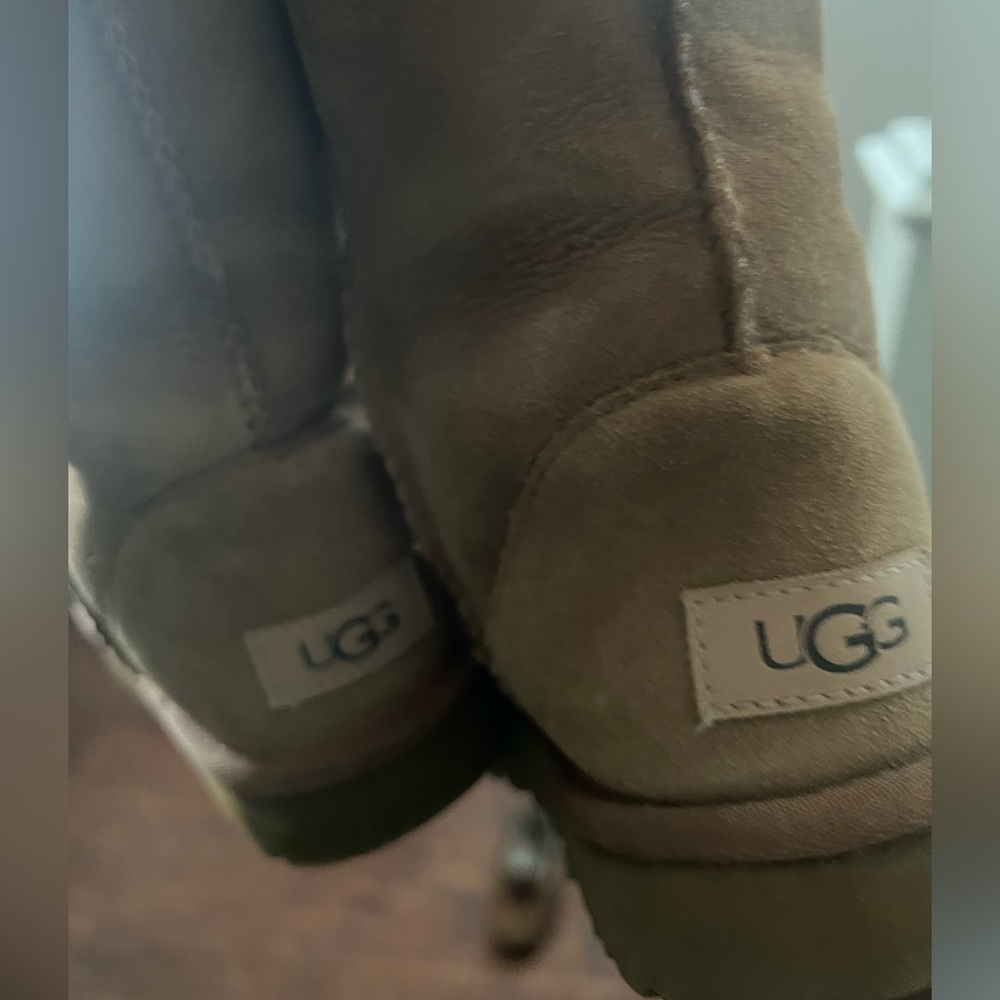 Women tall uggs boots. Great condition only been worn a couple times.